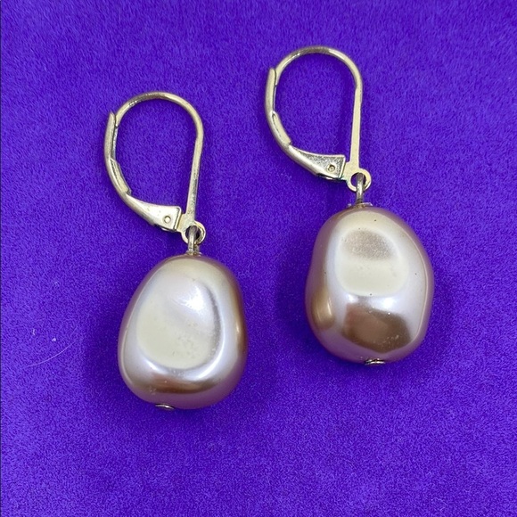 💛 Free Gold Tone Faux Pearl Drop Earrings - Picture 1 of 4